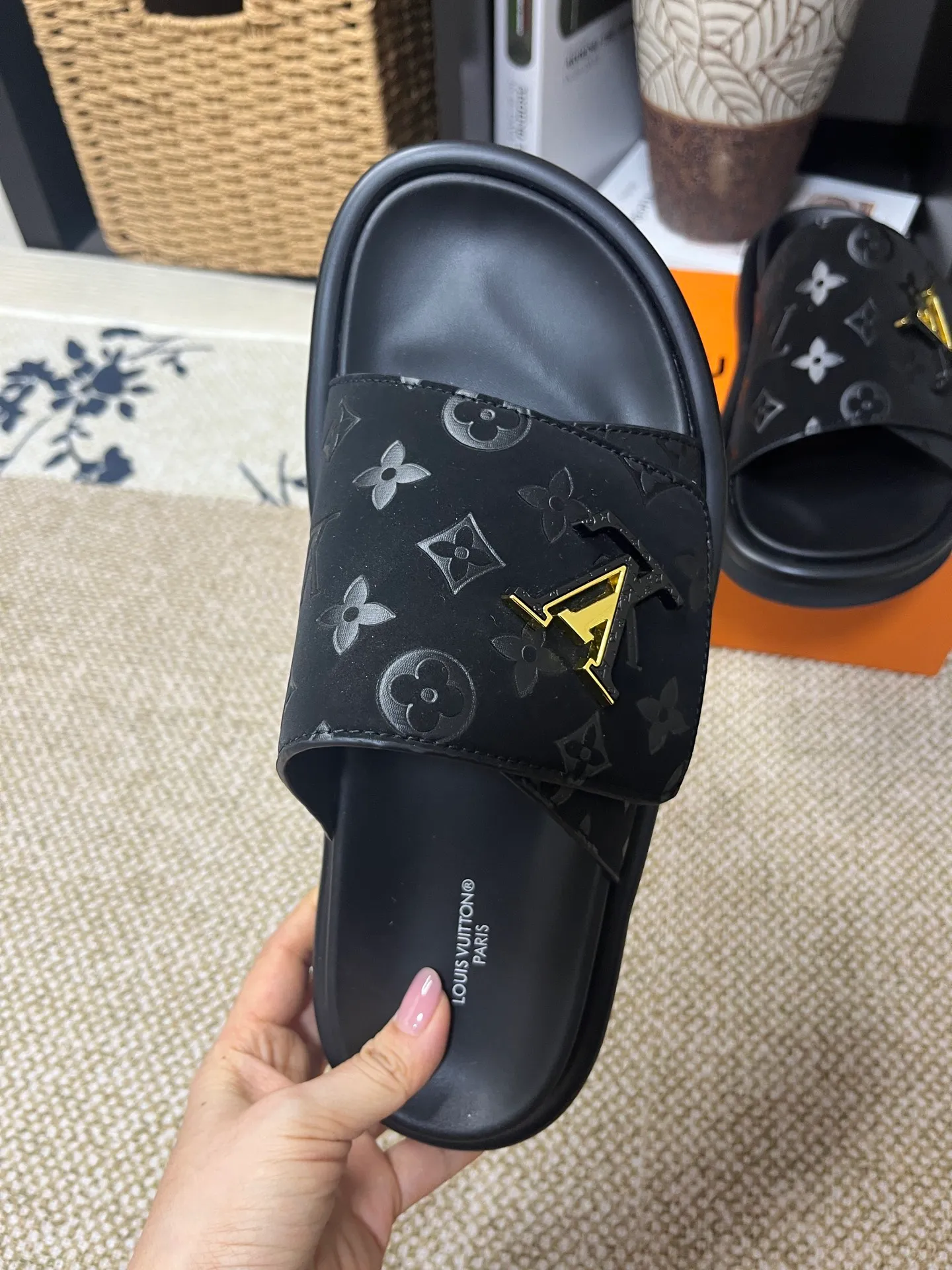 P340 [New Style] [LOUIS VUITTON] Louis Vuitton, LV printing, men's and women's slippers are now on the market, packed in drawer boxes with cloth bags and cards, the upper pattern looks very soft and waxy, and is a super versatile leg slimming tool. Fabric: imported denim/canvas/old fabric, LV hardware LOGO, official website pattern printing, comfortable to wear, feet: high-elastic PU water table. Sole: foam sole, heel height: about 5cm. Code number: 35-46, 35, 45, 46 are custom-made and non-returnable. Color: multiple colors and styles available.
